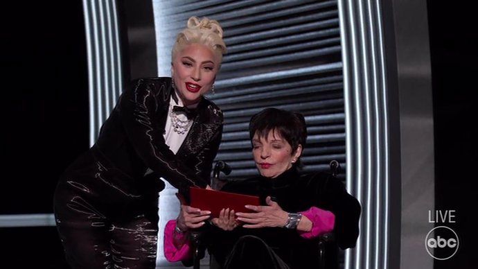 Acusan a la Academia de obligar a Liza Minnelli y a ir en silla de ruedas en los Oscar 2022