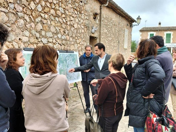 El conseller insular de Movilidad e Infraestructura, Iván Sevillano, reunido con los vecinos de Esporles para explicarles el proyecto de remodelación de la carretera que une Palmanyola y s'Esgleieta.