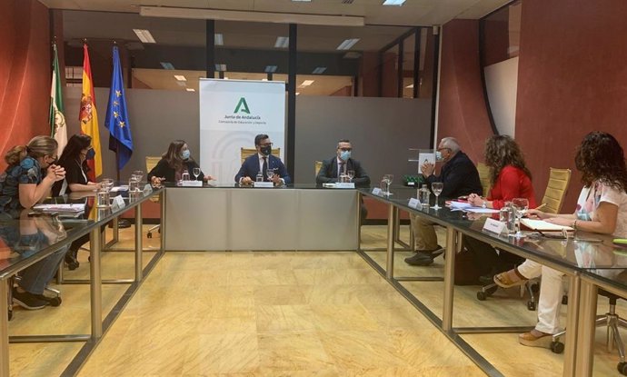 Cardenete apuesta por el diálogo y el trabajo en equipo para afrontar el reto de la educación