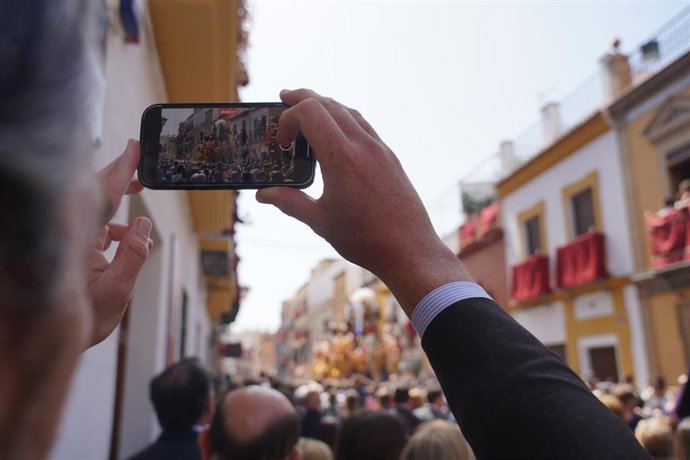 El Cristo de las Tres Caidas de la Hermandad de la Esperanza de Triana entra en su capilla, en la Semana Santa en Sevilla 2022. La Madrugá a 15 de marzo del 2022 en Sevilla (Andalucía, España)