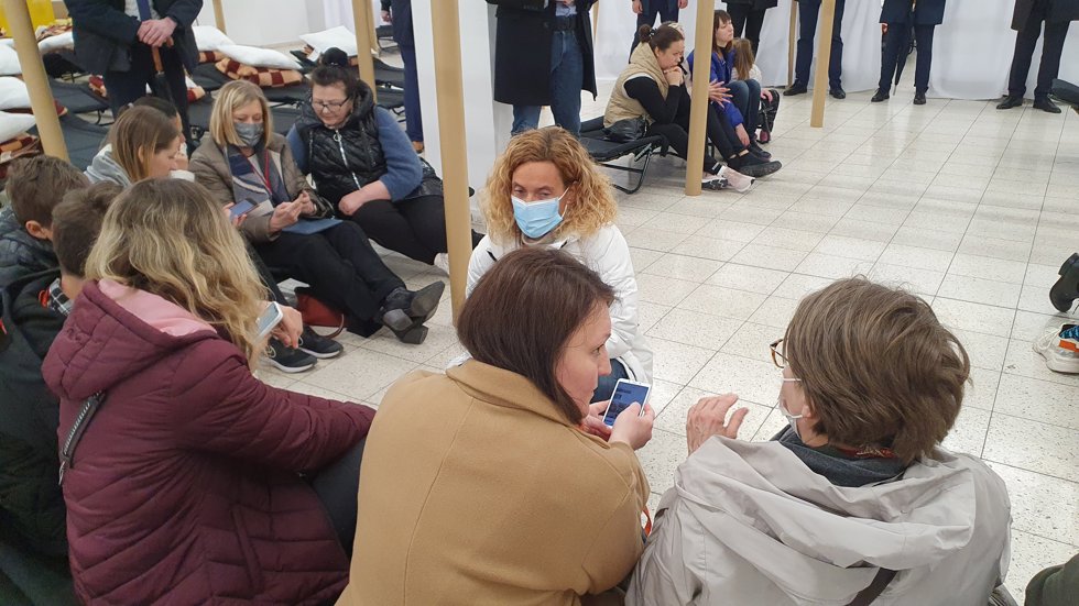 La presidenta del Congreso, Meritxell Batet, en el centro de blanco, en una visita al centro de refugiado de Lwowska (Polonia)