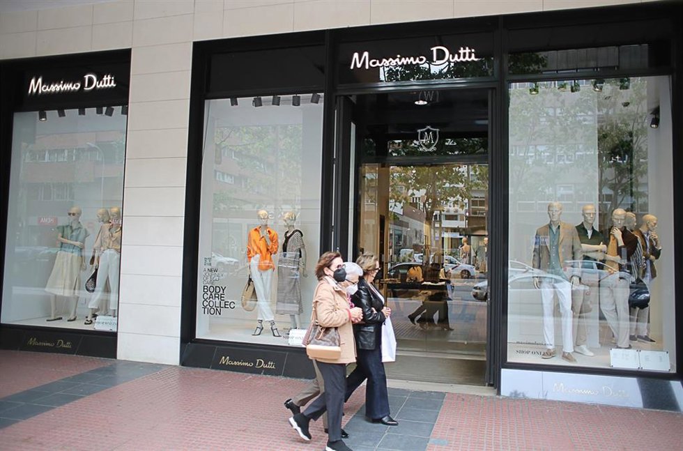 Archivo - Una tienda de Massimo Dutti en el centro de Madrid