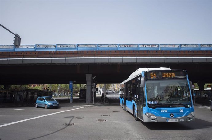 Archivo - Un autobús urbano circula junto al conocido como 'Scalextric' de la M-30, en Puente de Vallecas 
