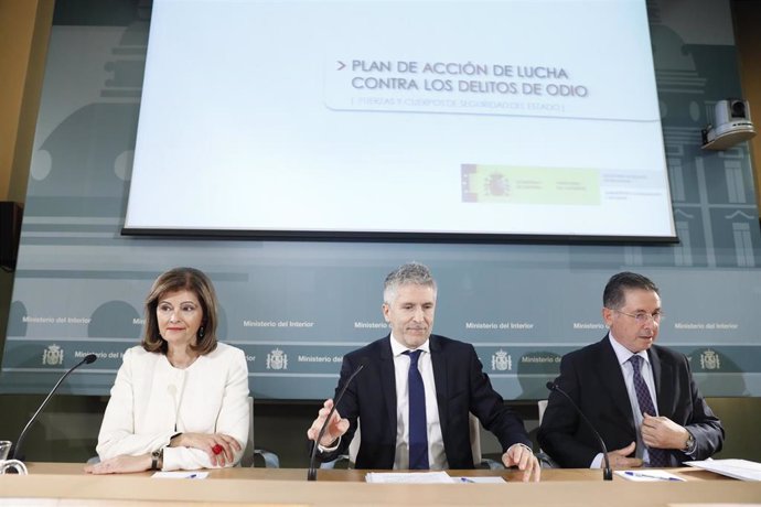 Archivo - El ministro del Interior, Fernando Grande-Marlaska (c), presenta el Plan de acción de lucha contra los delitos de odio. 