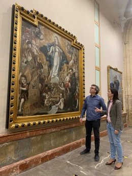 La delegada de Cultura, Cristina Casanueva, junto a la obra de Valdés Leal.