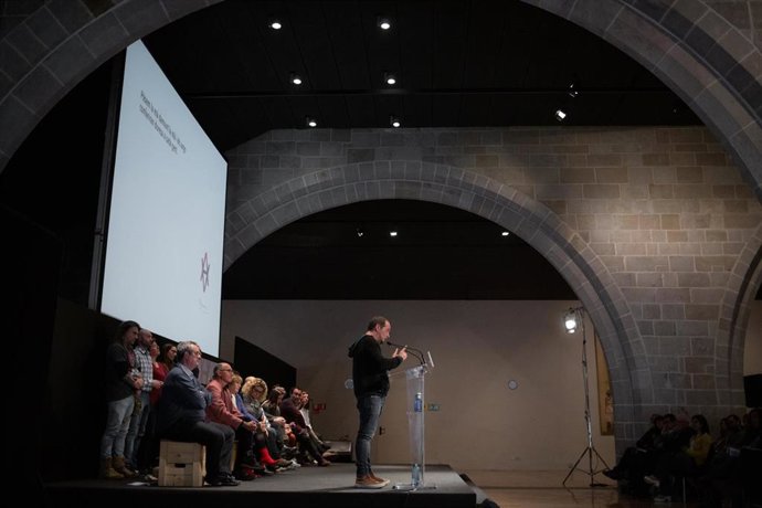 El exdiputado de la CUP, David Fernndez, interviene durante el acto del grupo que promueve el Acuerdo Social por la Amnistía y la Autodeterminación de Catalunya, en Llotja de Mar,  a 20 de abril de 2022, en Barcelona, Cataluña (España). El Acuerdo Soci