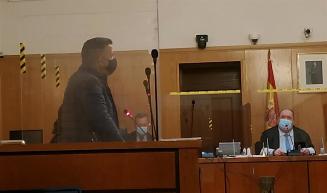 El acusado, de pie, al inicio de la vista oral en la Audiencia de Valladolid.