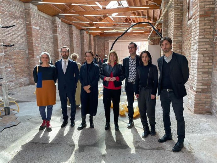 La consellera de Cultura de la Generalitat, Natlia Garriga, y la artista mallorquina Lara Flux en la presentación de la instalación 'Llim' en Valencia