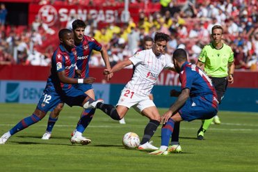 Archivo - El jugador del Sevilla Óliver Torres, durante el partido ante el Levante en el Ramón Sánchez-Pizjuán de LaLiga Santander 2021-2022.