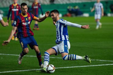 Archivo - Mikel Merino of Real Sociedad and Sergio Busquet of Barcelona during the Spanish SuperCup First Semifinal between Real Sociedad and Futbol Club Barcelona at Nuevo Arcangel stadium on January 13, 2021 in Cordoba, Spain.