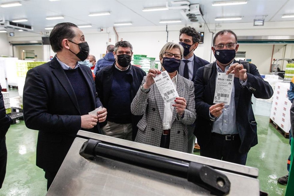 El palangre de fondo de Burela se convierte en la primera flota de altura con ecoetiqueta Pescaenverde de la USC