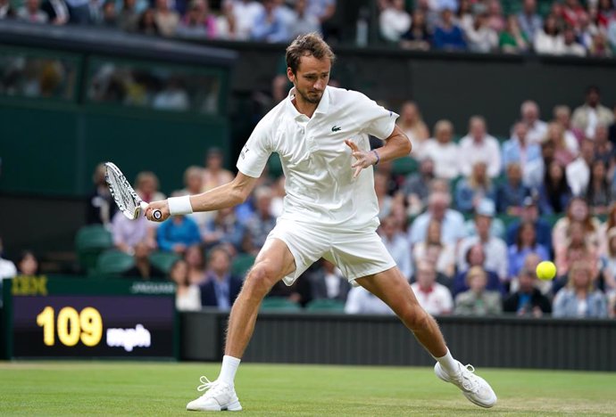 Archivo - 06 July 2021, United Kingdom, London: Russian tennis player Daniil Medvedev in action against Poland's Hubert Hurkacz during their men's singles fourth round match on day eight of the 2021 Wimbledon Tennis Championships at The All England Lawn