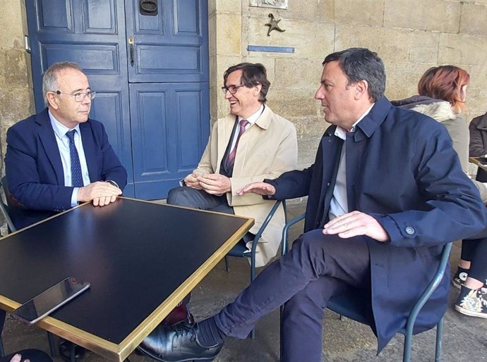 O alcalde de Santiago, Xosé Sánchez Bugallo; o primeiro secretario do PSC, Salvador Illa; e o secretario xeral do PSdeG, Valentín González Formoso, conversan nunha terraza en Santiago de Compostela