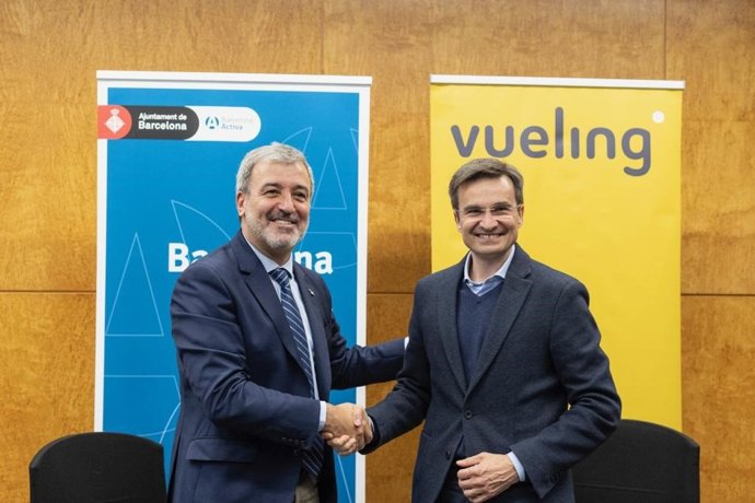 El primer teniente de alcalde de Barcelona, Jaume Collboni, y el CEO de Vueling, Marco Sansavini.