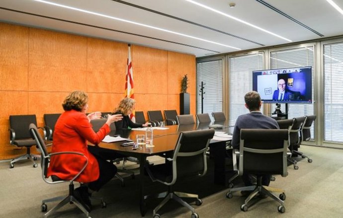 La alcaldesa Ada Colau, en una reunión con la red global de ciudades contra la crisis climática C40 sobre la pobreza energética