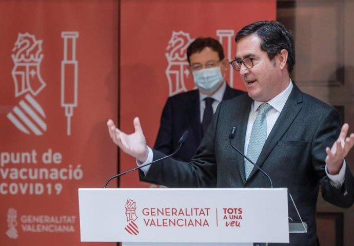 Archivo - Imagen de archivo del presidente de la CEOE, Antonio Garamendi, junto al presidente de la Generalitat valenciana, Ximo Puig. 