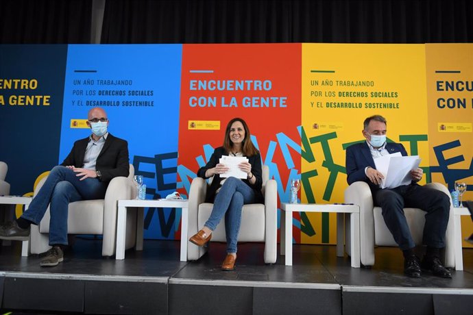 (I-D) El secretario de Estado del Ministerio de Derechos Sociales, Nacho Álvarez; la ministra de Derechos Sociales y Agenda 2030, Ione Belarra y el secretario de Estado del Ministerio de Agenda 2030, Enrique Santiago.