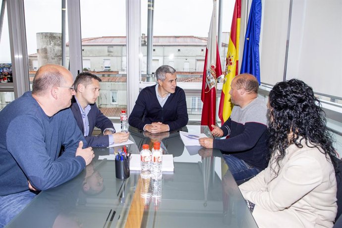 El vicepresidente y consejero de Universidades, Igualdad, Cultura y Deporte, Pablo Zuloaga, con los presidentes de la mancomunidad de los Valles de Iguña y Anievas, Agustín Mantecón, y de la Sociedad Deportiva Torina, Roberto Collantes