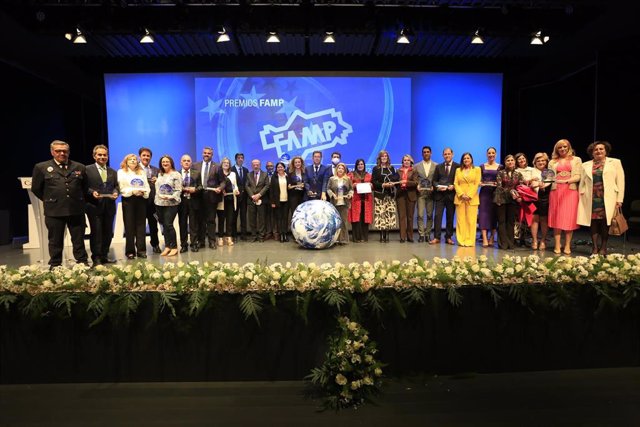 Foto de familia de los Premios de Gobernanza Local de la FAMP
