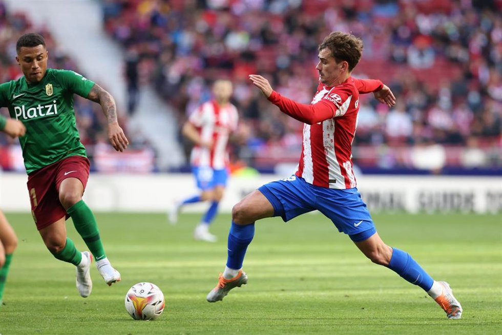 Antoine Griezmann ante Darwin Machís en el Atlético-Granada de la jornada 33 en la Liga Santander