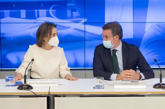 La secretaria general del Partido Popular y portavoz del partido, Cuca Gamarra, y el líder del PP, Alberto Núñez Feijóo, en la reunión del Comité Ejecutivo Nacional, en la sede del PP, a 20 de abril de 2022, en Madrid (España). 