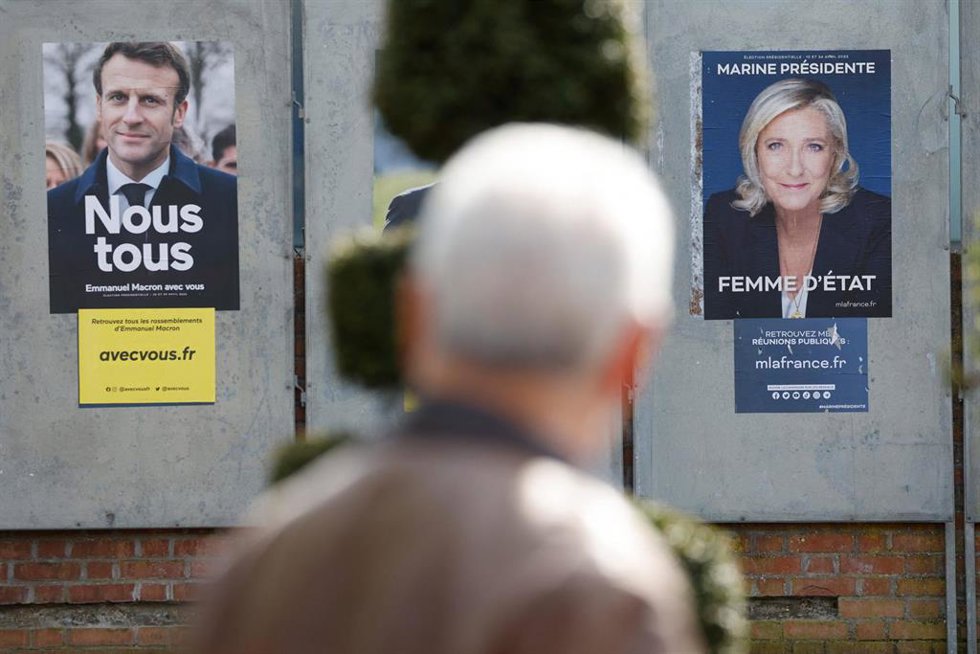 Carteles electorales del actual mandatario, Emmanuel Macron, y la candidata de Agrupación Nacional, Marine Le Pen