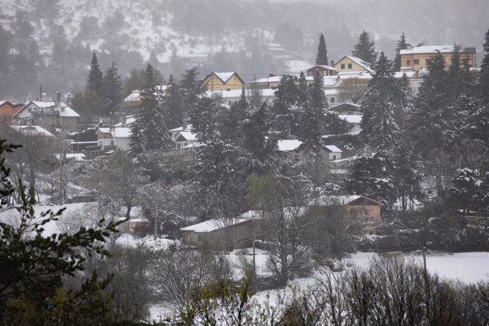 Un grupo de casas de Cercedilla, a 20 de abril de 2022, en Cercedilla, Madrid (España). Madrid ha activado el Plan de Inclemencias Invernales por nieve, lluvias y viento que han provocado atascos kilométricos en la A-6 y el corte de la AP-6 de Guadarram