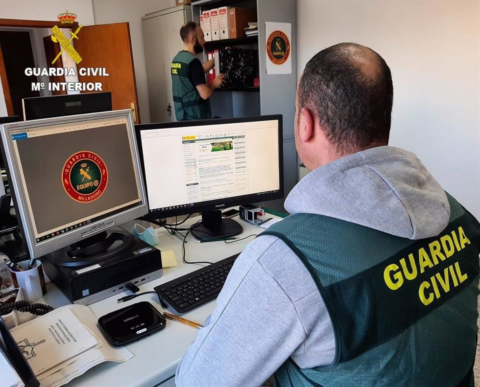 La Guardia Civil investigó a mujer de Barcelona por estafar a una vecina de A Pobra do Caramiñal (A Coruña) con el método 'romance scam'.
