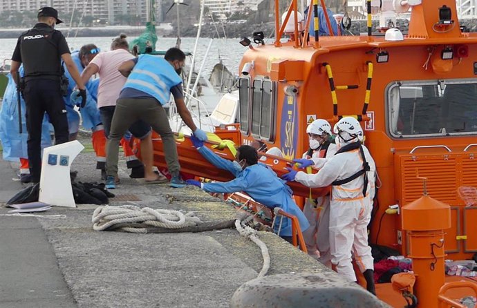 Archivo - Agentes de Salvamento Marítimo ayudan a desembarcar a un migrante de la Salvamar Macondo a 26 de agosto de 2021, en Arguineguín (Gran Canaria)