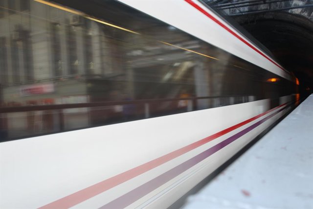 Archivo - Un tren de rodalies