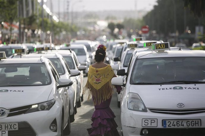 Archivo - Flamenca en la parada de taxis de la Feria de Abril