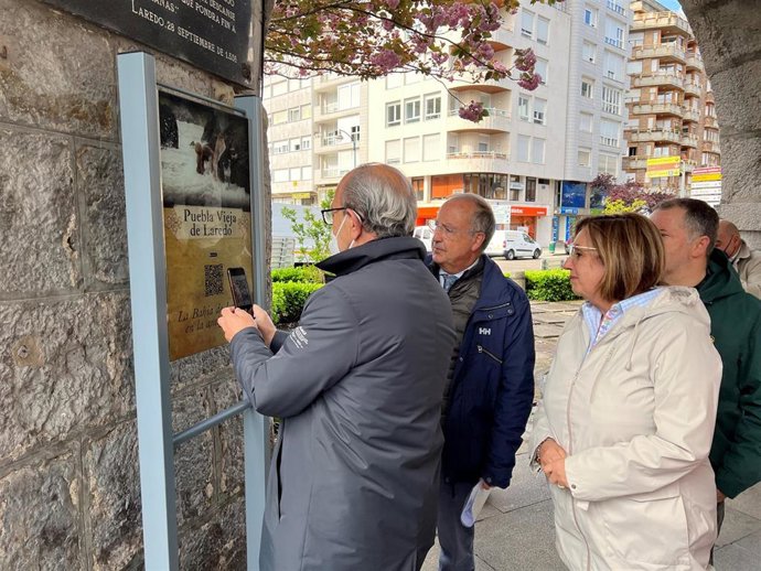 Marcano junto a los carteles turísticos con códigos QR en Laredo