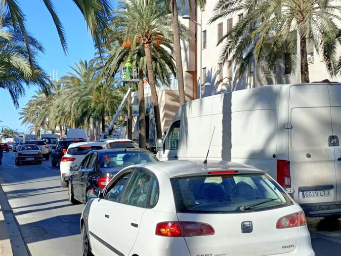 Atasco en la Avenida Federico García Lorca de Almería.