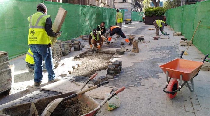 Operarios de Emaya en la calle Oms (Palma).