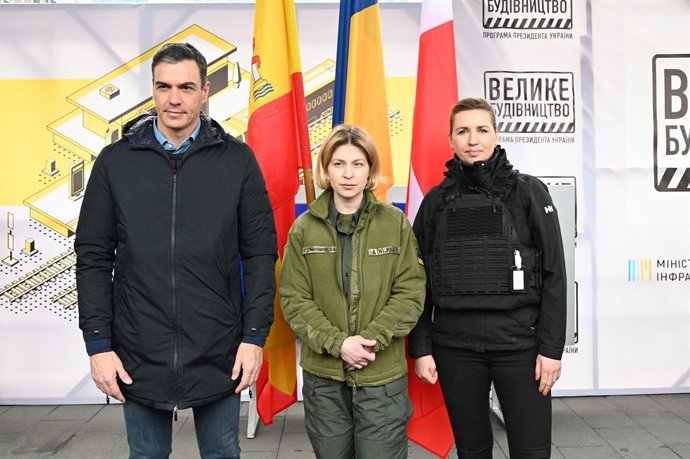 El president del Govern central, Pedro Sánchez, i la primera ministra danesa, Mette Frederiksen, a Kíiv