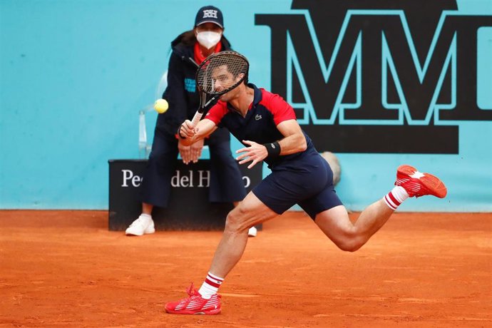 Archivo - El tenista español Pablo Andújar golpea una bola durante el Mutua Madrid Open 2021