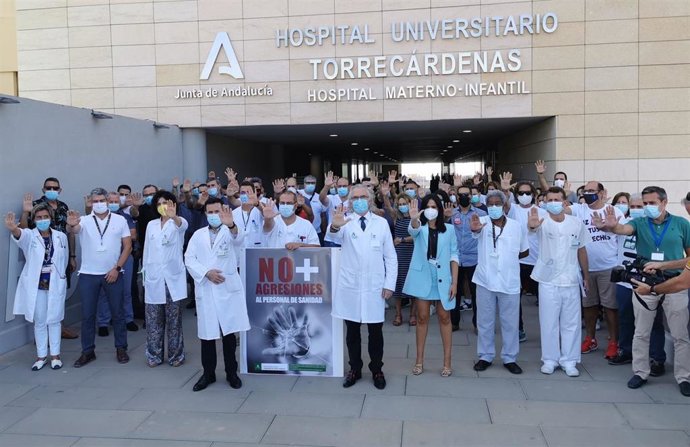 Profesionales del Hospital Universitario Torrecárdenas se manifiestan contra las agresiones en una imagen de archivo.