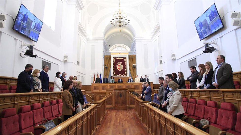 Archivo - Minuto de silencio en el Parlamento de C-LM