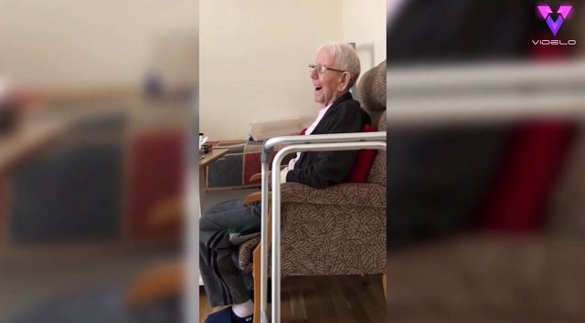 Anciano con alzheimer se emociona al escuchar una canción de su infancia