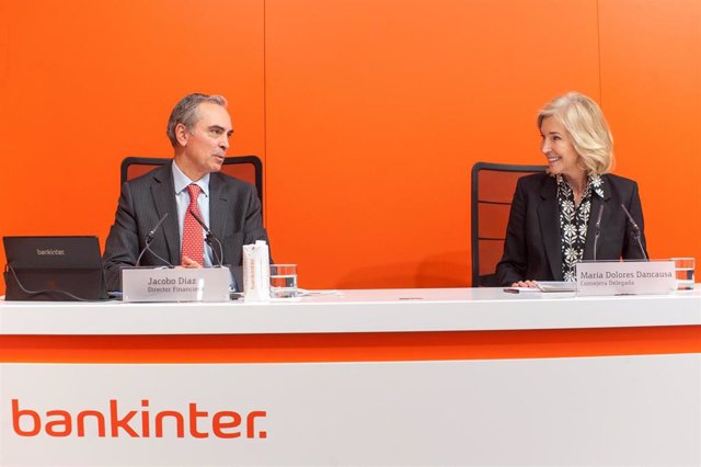 Archivo - La consejera delegada de Bankinter, María Dolores Dancausa, y el director financiero, Jacobo Díaz, durante la presentación de resultados del cuarto trimestre de 2021, a 20 de enero de 2022.