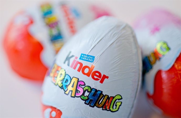 Archivo - FILED - 24 November 2016, Berlin: Three surprise eggs from the Ferrero company lie on a table. Italian confectionery group Ferrero has recalled its Kinder products in New Zealand due to possible contamination with salmonella bacteria. Photo: M