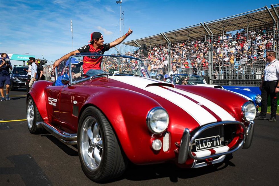 Carlos Sainz saludando a los aficionados en Melbourne