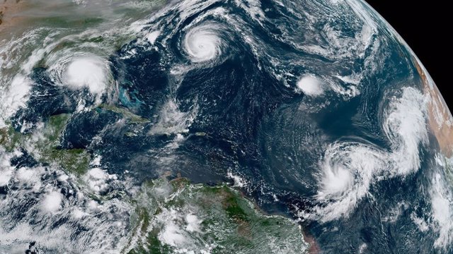 Cadena de huracanes sobre el Atlántico