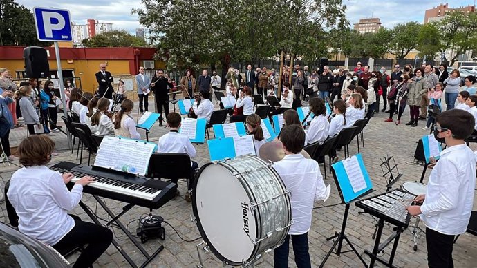 Concierto ofrecido por los alumnos del Conservatorio de Música de Triana para inaugurar la reordenación del espacio acometida por el Ayuntamiento de Sevilla.