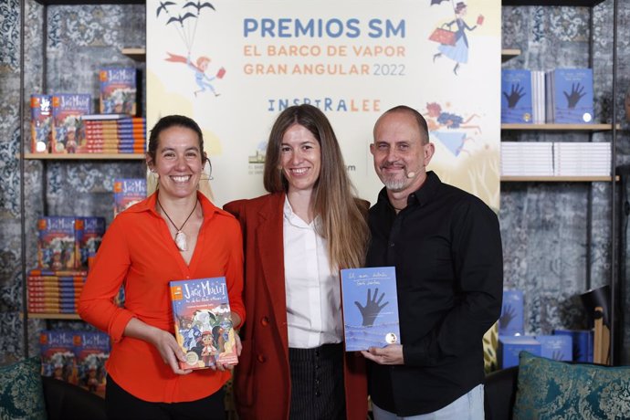 Los ganadores de los Premios SM 2022 junto a Nuria Labari en la librería Taiga