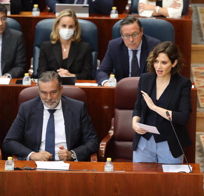 El consejero de Presidencia, Justicia e Interior, Enrique López y la presidenta de la Comunidad de Madrid, Isabel Díaz Ayuso