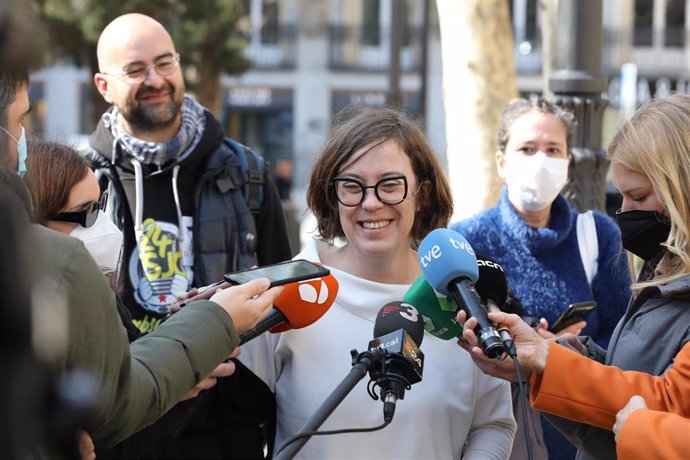 Archivo - La diputada del Parlament de Cataluña y portavoz de la CUP, Eulalia Reguant, responde a los medios tras declarar en el Tribunal Supremo por un presunto delito de desobediencia grave a la autoridad durante el juicio del 'procés', a 1 de marzo d