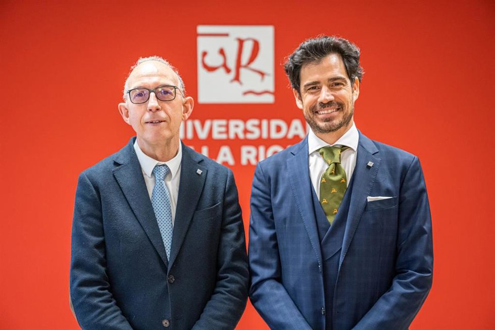 El rector de la UR, Juan Carlos Ayala, junto al guitarrista Pablo Sáinz Villegas