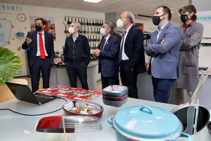 Visita del presidente regional, Miguel Ángel revilla, y el consejro de Industria, Javier López Marcano, a Vitrinor