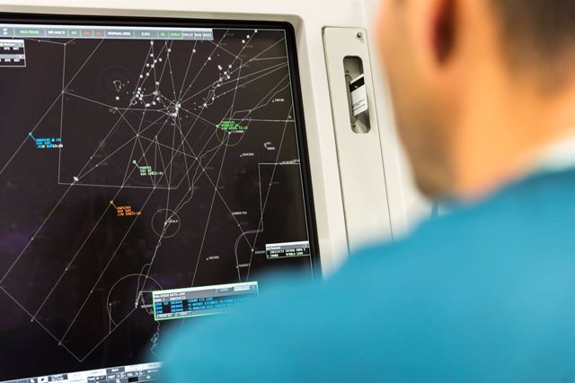 Controlador aéreo en el centro de control de Enaire en Canarias